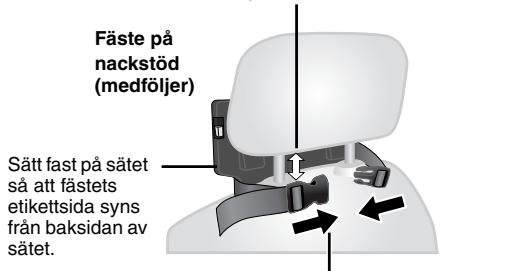 Fäste på nackstöd (medföljer) Sätt fast på sätet så att fästets etikettsida syns från baksidan av sätet.