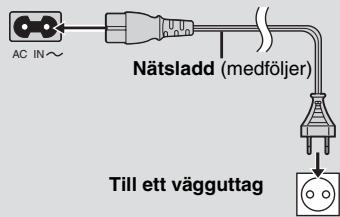 AC IN~ Nätsladd (medföljer) Till ett vägguttag