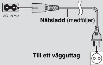 AC IN~ Nätsladd (medföljer) Till ett vägguttag