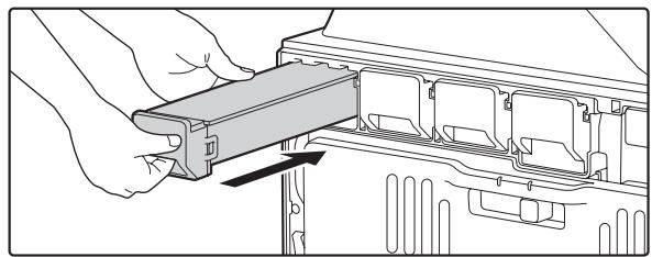 SHARP MX-2614N/3114N - Ziehen Sie die Tonerpatrone in ihre Richtung hereaus. - 2