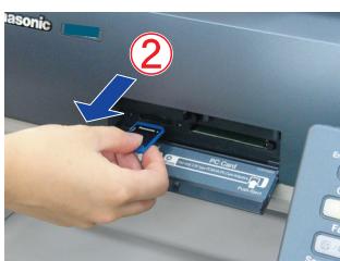 PANASONIC DP-C323 - Une fois que l'impression est terminée, retirez la carte mémoire SD ou l'adaptateur de carte PCMCIA/PC de la fente de carte. - 3