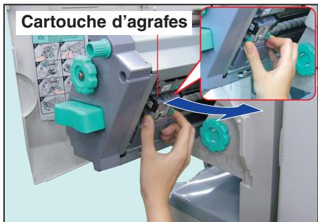 PANASONIC DP-C323 - Sortez la cartouche d'agrafes en pincant les deux boutons vert. - 1