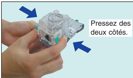 PANASONIC DP-C323 - Retirez le boîtier d'agrafes (Vide). - 1