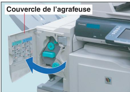 PANASONIC DP-C323 - Ouvrez le couvercle de l'agrafeuse. - 1