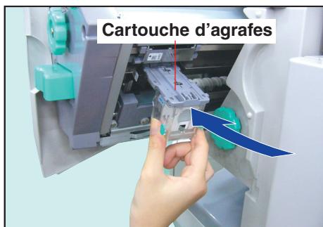PANASONIC DP-C323 - Introduisez la cartouche d'agrafes. - 1