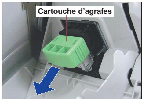 PANASONIC DP-C323 - Tirez la cartouche d'agrafes. - 1
