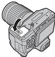 FUJIFILM X-S1 - Fermez le couvercle du compartment des piles. - 1
