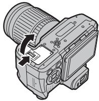 FUJIFILM X-S1 - Ouvrez le couvercle du compartment de la batterie. - 1