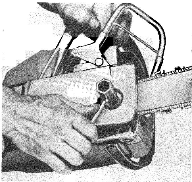 HUSQVARNA CHAINSAWS - Montage du guide-chaine et de la chaine - 7