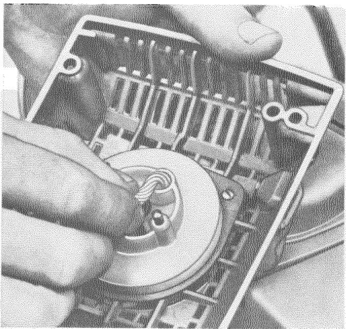 HUSQVARNA CHAINSAWS - Remplacement de la cordelette de lancement - 3