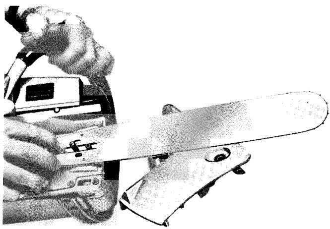 HUSQVARNA CHAINSAWS - Nettoyage et contrôle du guide-chaine et de la chaine. - 2