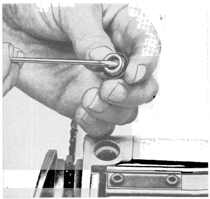 HUSQVARNA CHAINSAWS - Nettoyage du filtré à huile - 4