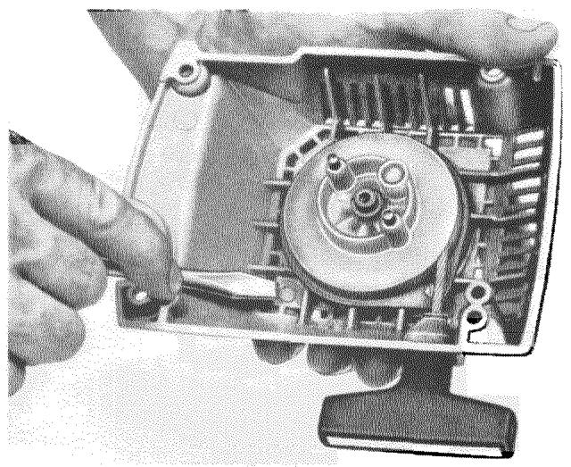 HUSQVARNA CHAINSAWS - Nettoyage du démarreur et du ventilateur - 4