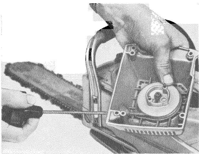 HUSQVARNA CHAINSAWS - Remplacement de la cordelette de lancement - 13