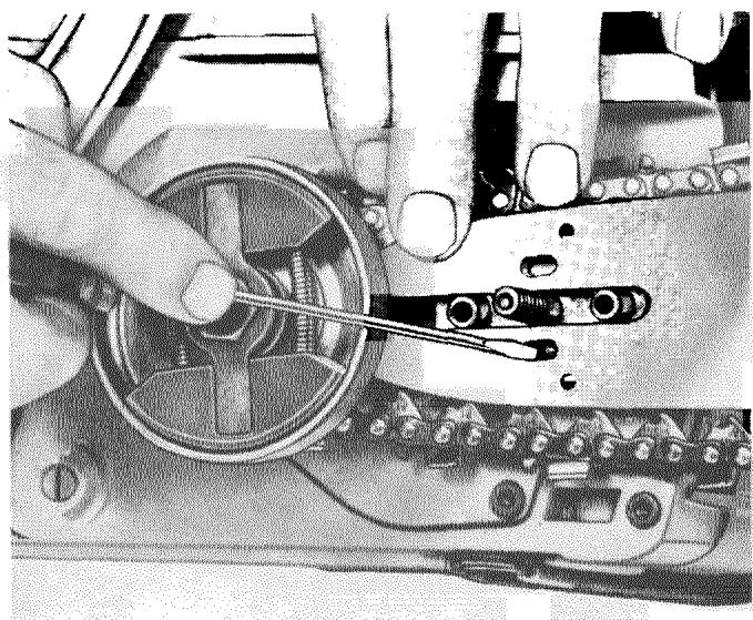 HUSQVARNA CHAINSAWS - Montage du guide-chaine et de la chaine - 4