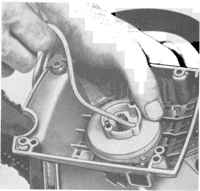 HUSQVARNA CHAINSAWS - Remplacement de la cordelette de lancement - 2