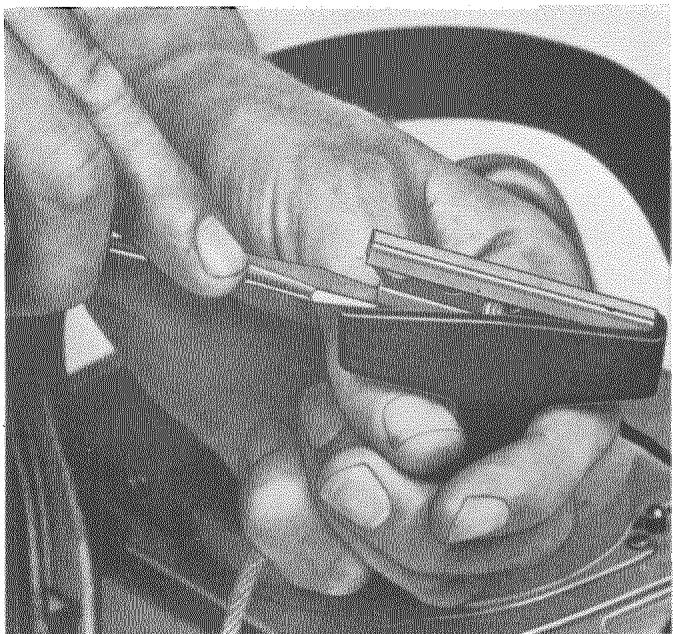 HUSQVARNA CHAINSAWS - Remplacement de la cordelette de lancement - 5