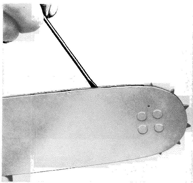 HUSQVARNA CHAINSAWS - Nettoyage du filtré à air - 6