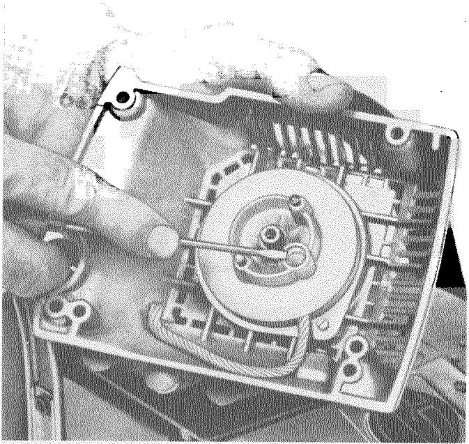 HUSQVARNA CHAINSAWS - Remplacement de la cordelette de lancement - 1