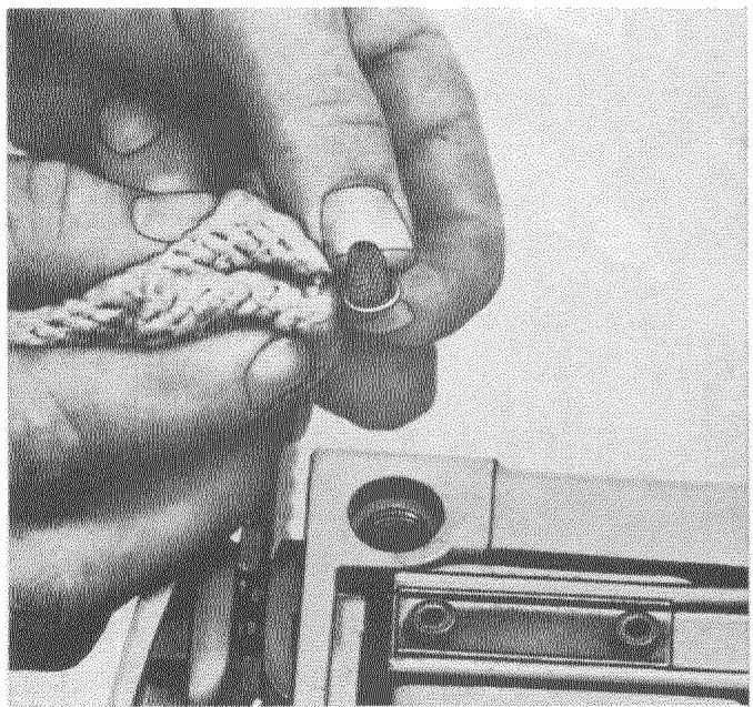 HUSQVARNA CHAINSAWS - Nettoyage du filtré à huile - 3