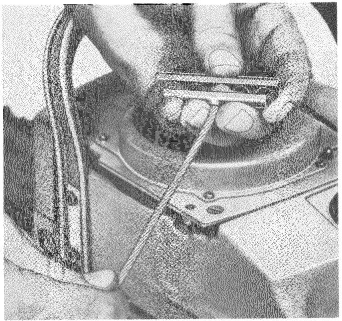 HUSQVARNA CHAINSAWS - Remplacement de la cordelette de lancement - 11