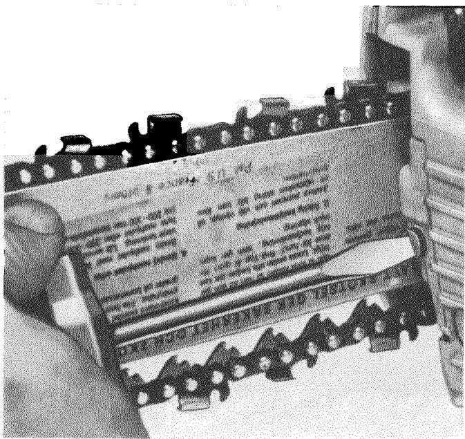 HUSQVARNA CHAINSAWS - Montage du guide-chaine et de la chaine - 6