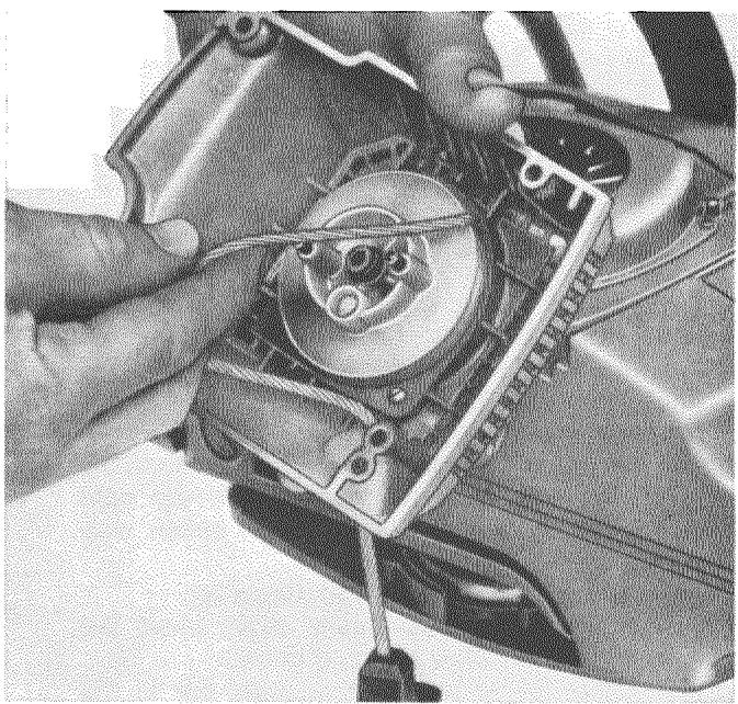 HUSQVARNA CHAINSAWS - Remplacement du ressort de démarreur - 9
