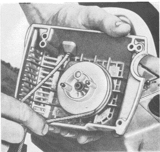 HUSQVARNA CHAINSAWS - Remplacement de la cordelette de lancement - 12