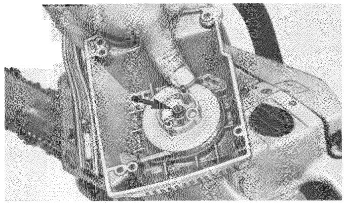 HUSQVARNA CHAINSAWS - Remplacement du ressort de démarreur - 1