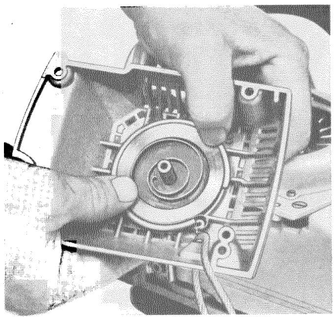 HUSQVARNA CHAINSAWS - Remplacement du ressort de démarreur - 5