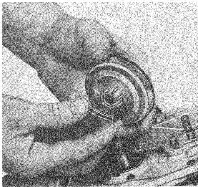 HUSQVARNA CHAINSAWS - Remplacement du pignon d'entrainement - 3