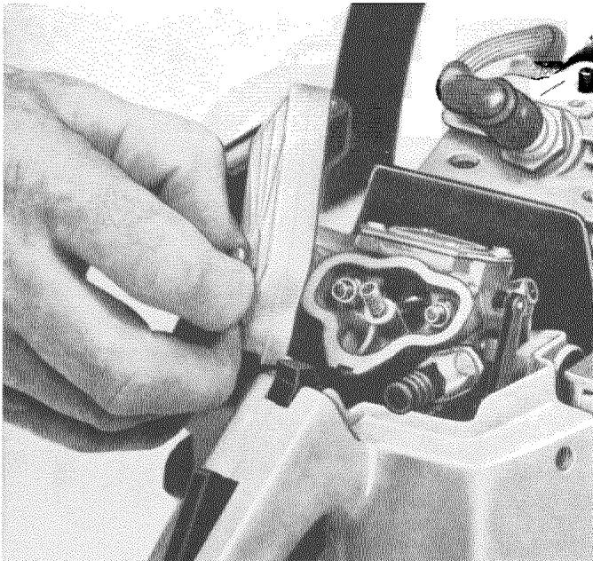 HUSQVARNA CHAINSAWS - Nettoyage du filtré à air - 2