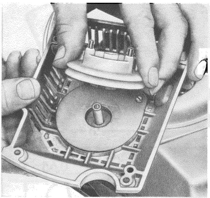 HUSQVARNA CHAINSAWS - Remplacement du ressort de démarreur - 8