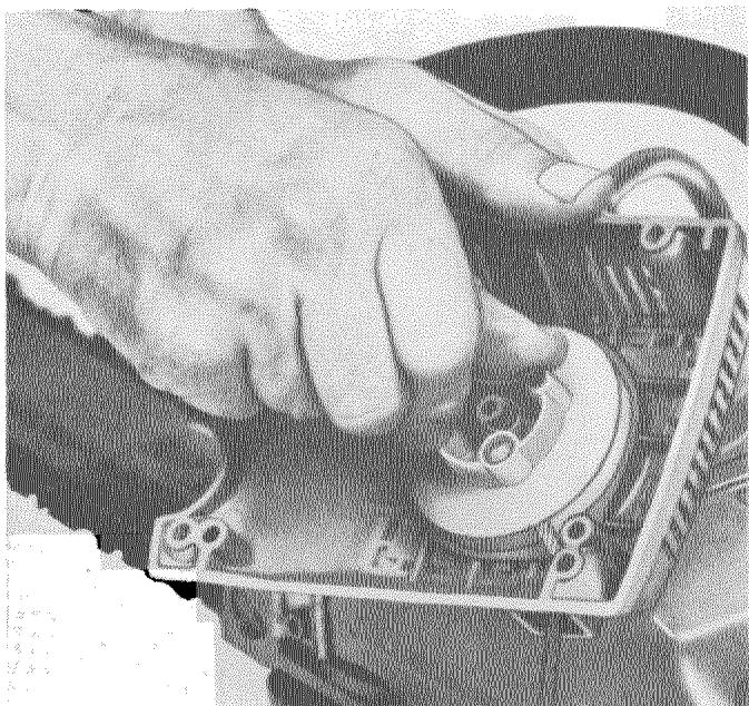 HUSQVARNA CHAINSAWS - Remplacement de la cordelette de lancement - 14