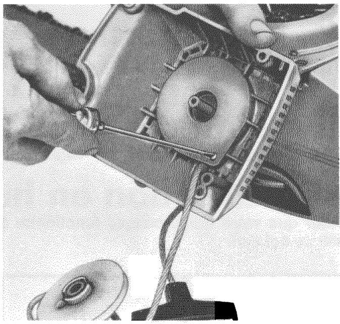 HUSQVARNA CHAINSAWS - Remplacement du ressort de démarreur - 7