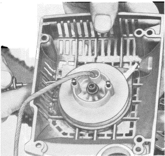 HUSQVARNA CHAINSAWS - Remplacement de la cordelette de lancement - 4