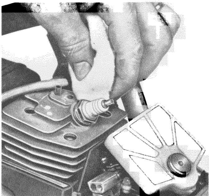 HUSQVARNA CHAINSAWS - Nettoyage du démarreur et du ventilateur - 7