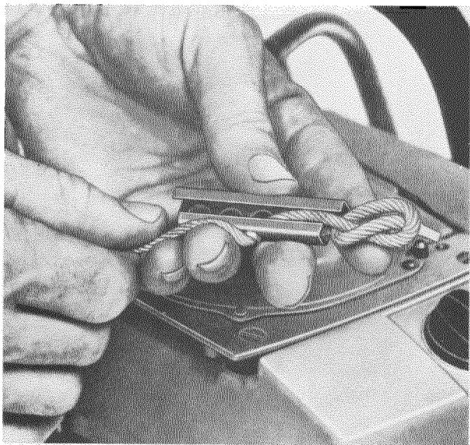 HUSQVARNA CHAINSAWS - Remplacement de la cordelette de lancement - 9