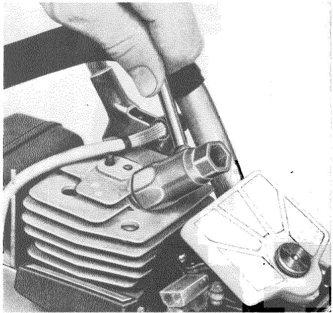 HUSQVARNA CHAINSAWS - Nettoyage du démarreur et du ventilateur - 8