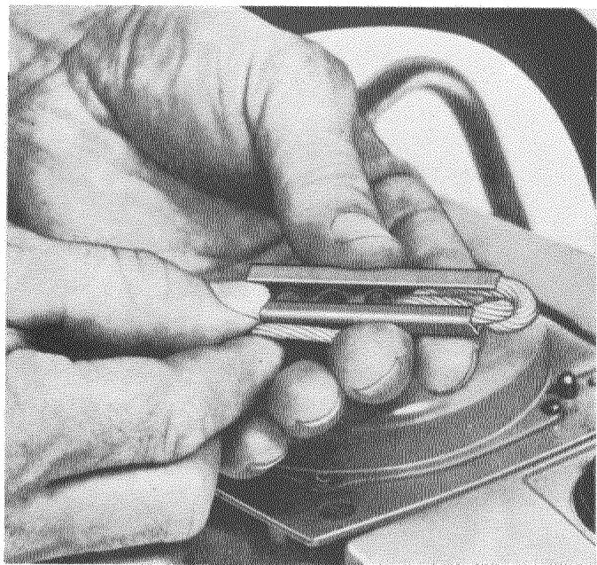 HUSQVARNA CHAINSAWS - Remplacement de la cordelette de lancement - 10