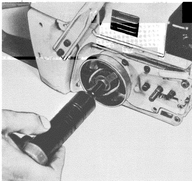 HUSQVARNA CHAINSAWS - Nettoyage du filtré à huile - 7