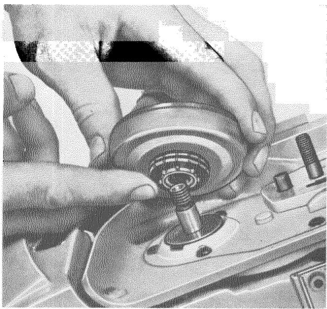 HUSQVARNA CHAINSAWS - Remplacement du pignon d'entrainement - 4