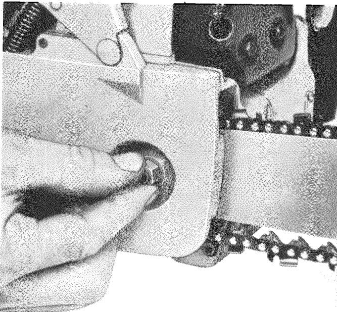 HUSQVARNA CHAINSAWS - Montage du guide-chaine et de la chaine - 5