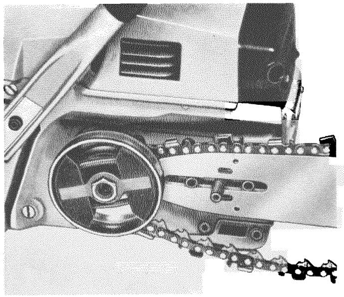 HUSQVARNA CHAINSAWS - Montage du guide-chaine et de la chaine - 3