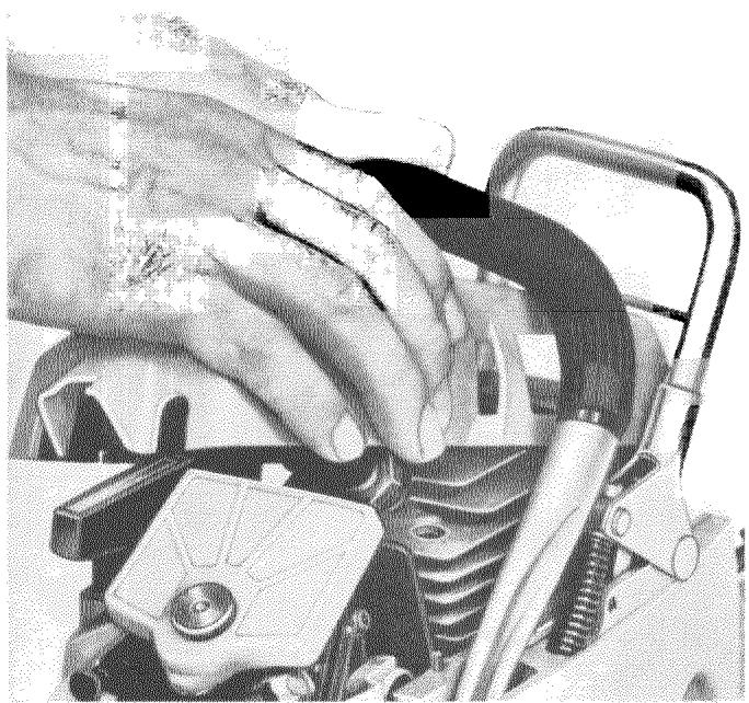 HUSQVARNA CHAINSAWS - Nettoyage du filtré à air - 1