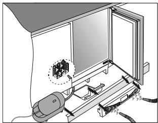 BRANDT UFA1102E - Saugen Sie den Staub vom Kondensator: - 1