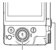 CASIO ZR1000,  ZR710 - Tenez l'appareil photo dans le sens de la hauteur, avec le déclencheur et les autres commandes vers le bas. - 1