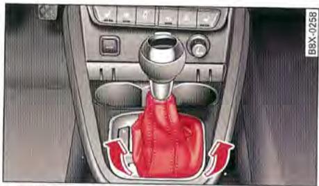 AUDI A1 2010 - Déverrouillage d'urgence du levier sélecteur - 1