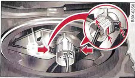 AUDI A1 2010 - Remplacement de l'ampoule de clignotant - 2