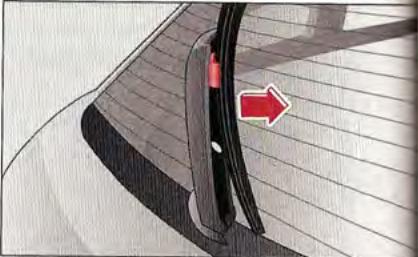 AUDI A1 2010 - Remplacement du balais d'essuie-glaarriere - 1